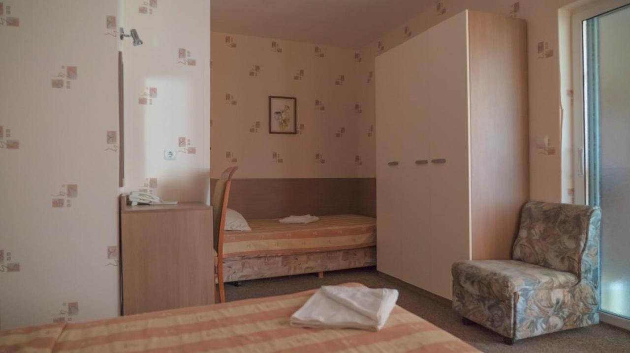 Park Hotel Persey Warna Exterior foto