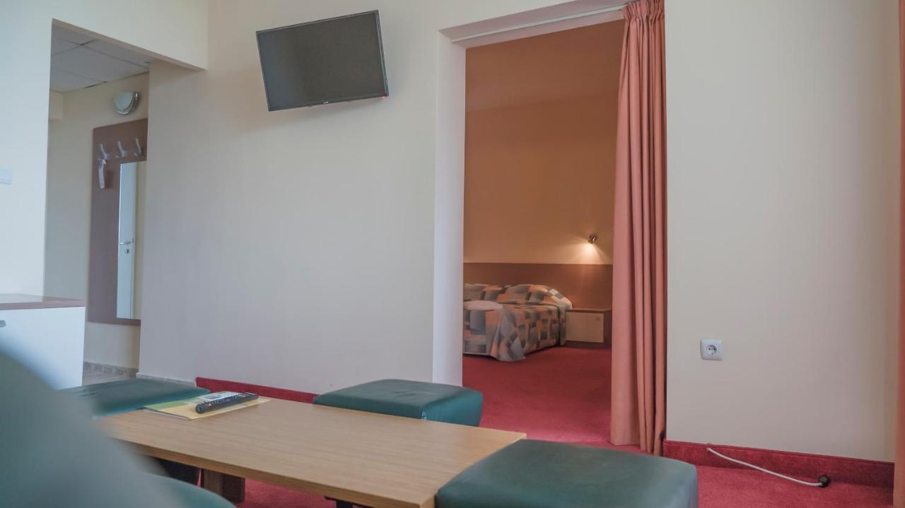 Park Hotel Persey Warna Exterior foto