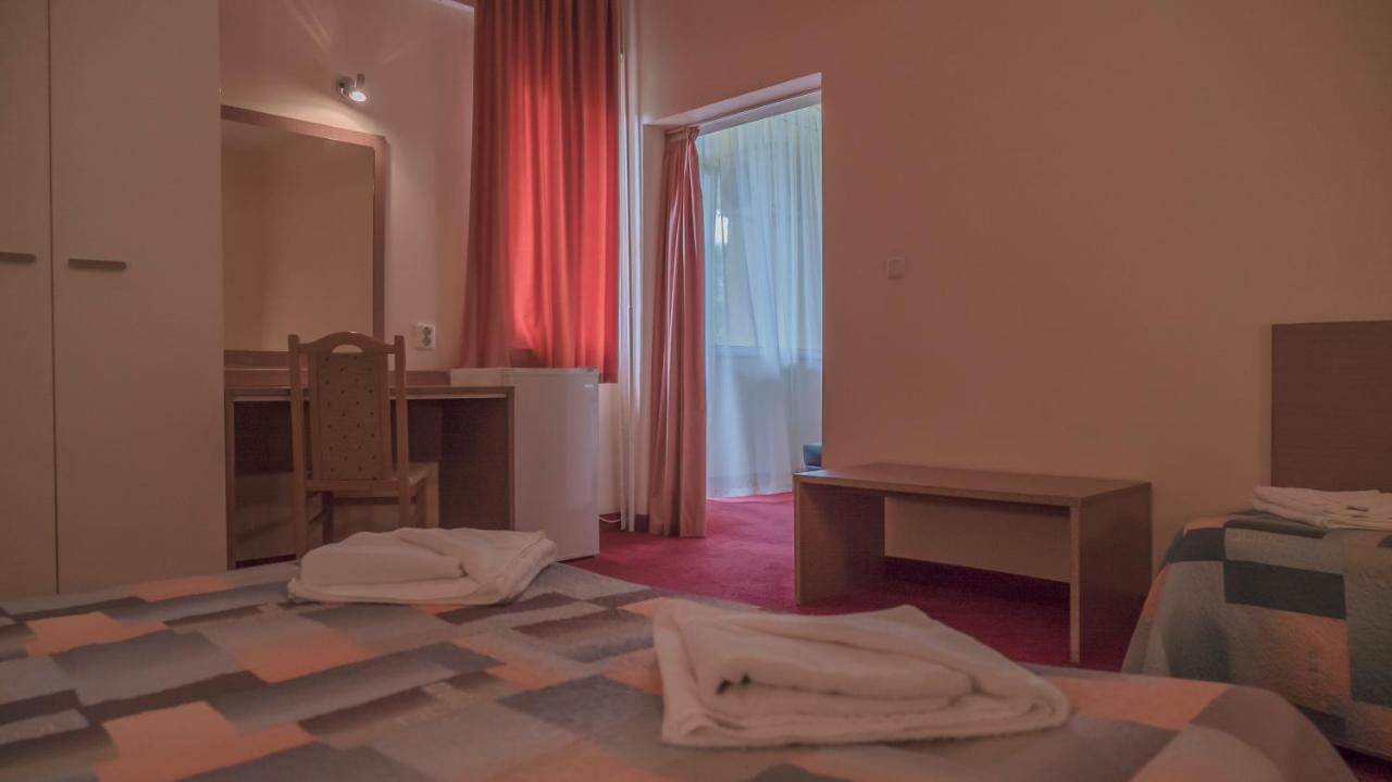 Park Hotel Persey Warna Exterior foto