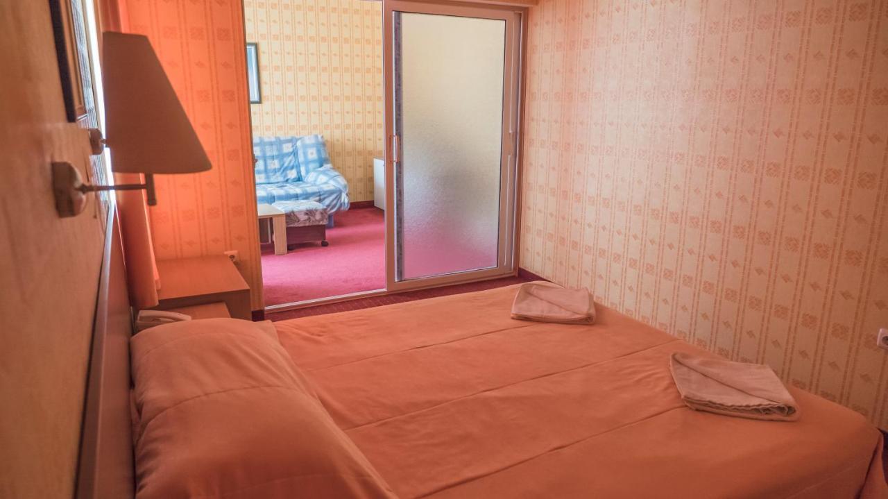 Park Hotel Persey Warna Exterior foto
