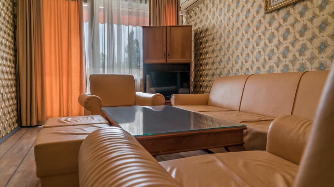 Park Hotel Persey Warna Exterior foto