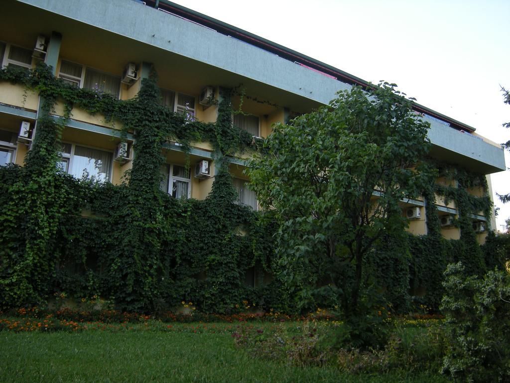 Park Hotel Persey Warna Exterior foto