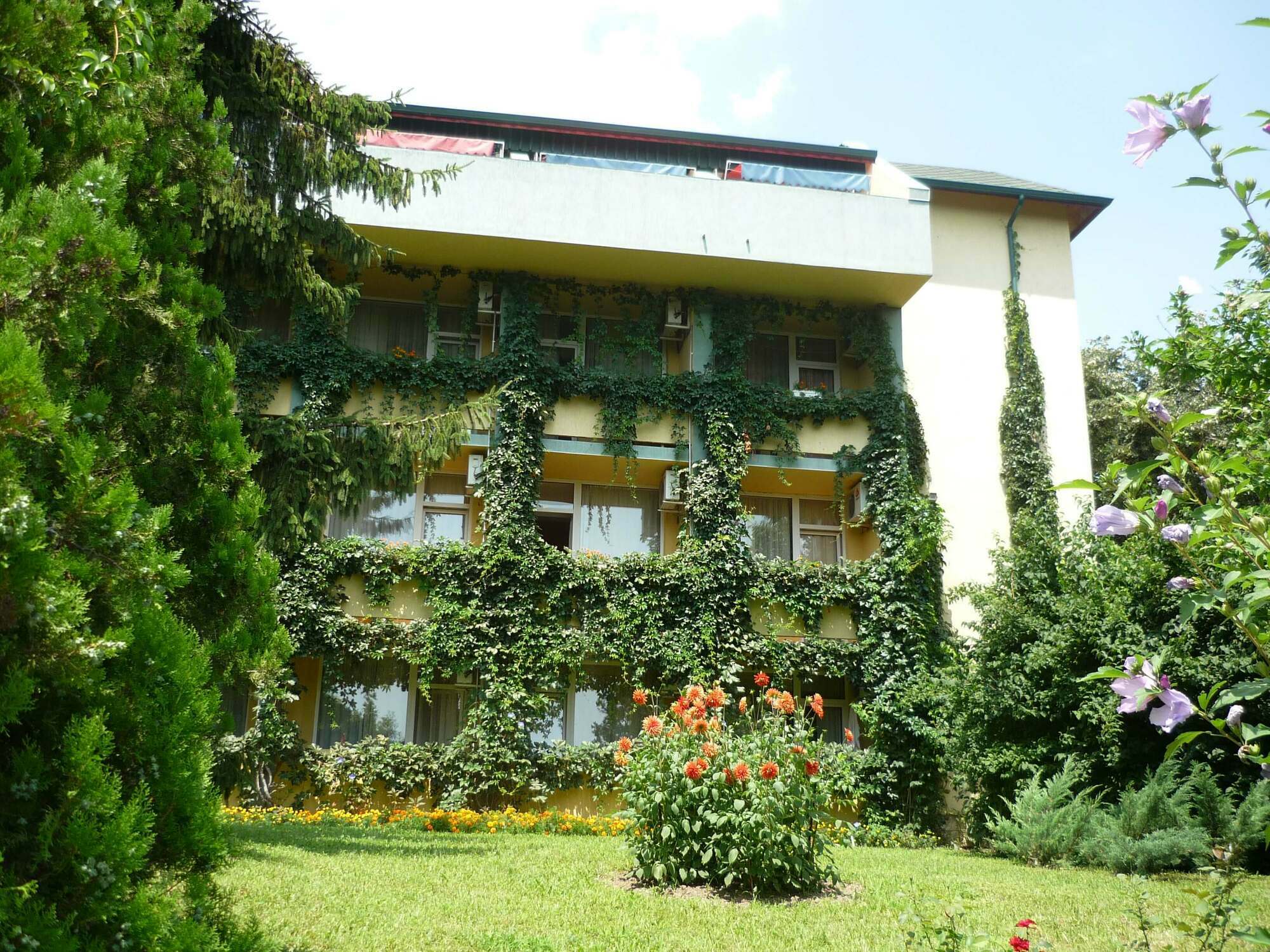 Park Hotel Persey Warna Exterior foto